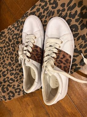 GUESS White Sneakers with Leopard Accent and Gold-Tone Details